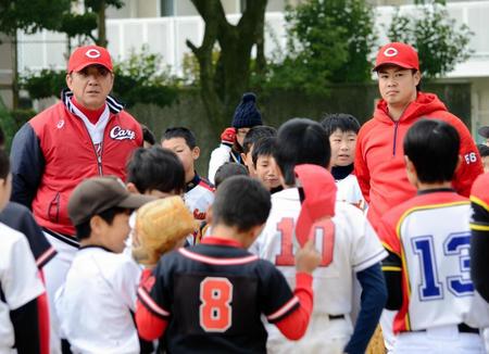 野球教室で小学生を前にアドバイスを送る（左から）畝投手コーチと辻