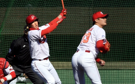 広島・戸田（右）から本塁打を放つ堂林