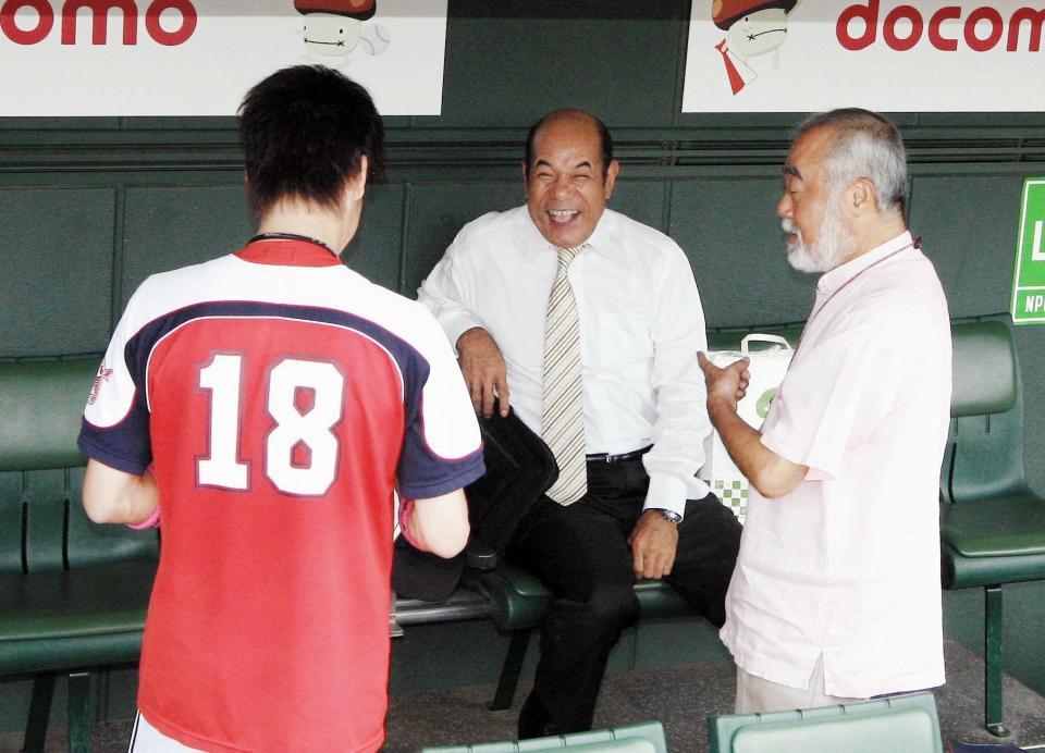 試合前に前田（左）、安仁屋氏（右）と談笑する衣笠氏＝２０１１年８月