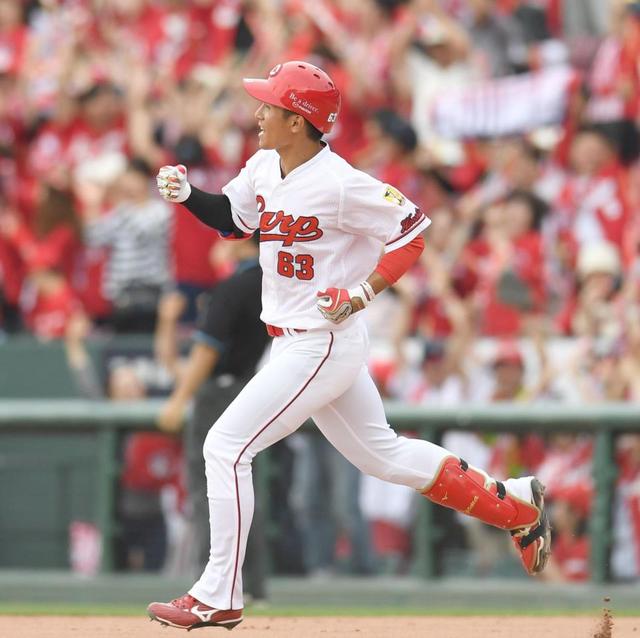 7回、先制3ランを放ちガッツポーズする西川