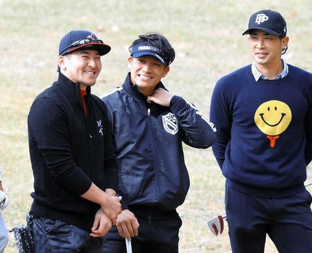 　笑顔でゴルフを楽しむ（左から）会沢、田中、安部（撮影・飯室逸平）  