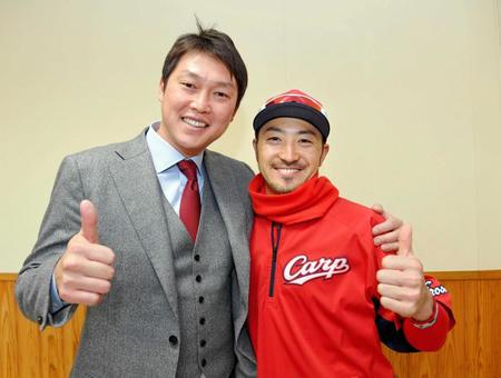 デイリースポーツ評論家・新井貴浩氏（左）と笑顔でサムアップする菊池涼　