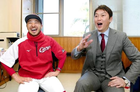 　笑顔で対談する菊池涼（左）とデイリースポーツ評論家・新井貴浩氏　