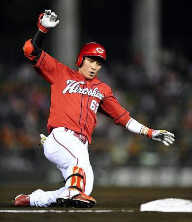 　７回、代打で同点適時三塁打を放ち三塁へ滑り込む広島・西川龍馬