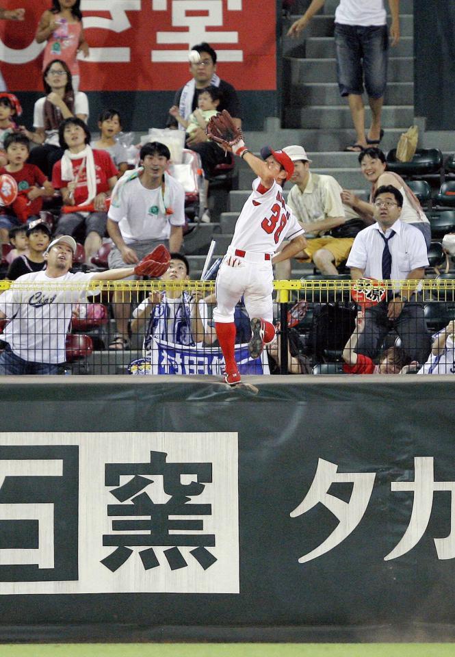 　横浜戦の５回、村田の本塁打性の打球をフェンスに登って捕球する赤松＝２０１０年８月４日