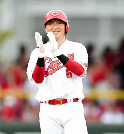 　８回、タイムリーを放った松山竜平を二塁上から笑顔で祝福する広島・長野久義
