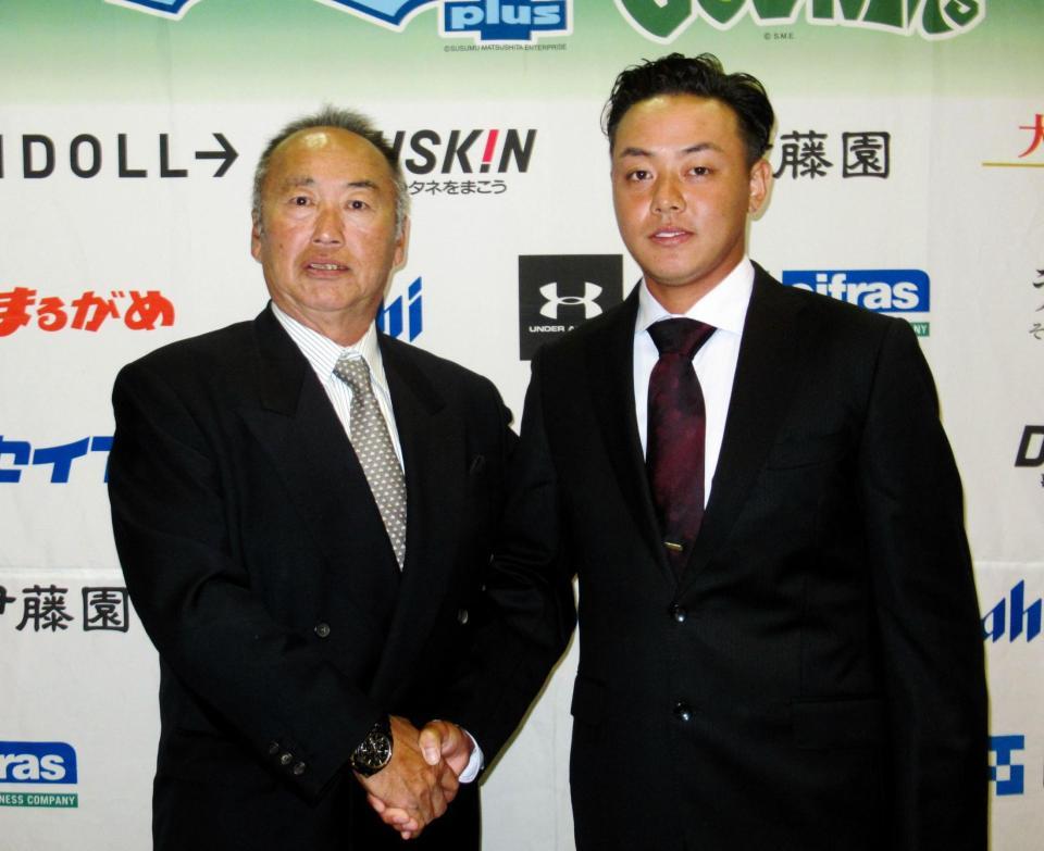 　広島から育成３位で指名され西田監督（左）と握手を交わす香川・畝