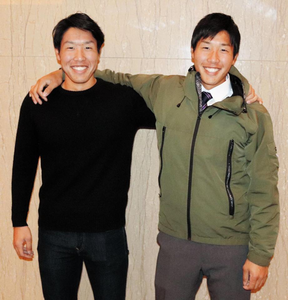 入団会見を前日に控えホテルに入ったドラフト５位・石原貴（天理大）は、双子の弟・弘道さん（左）と肩を組む
