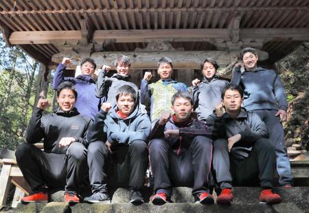 　広島市佐伯区湯来町にある湯ノ山明神を参拝した森下（後列左から２人目）ら新人９選手