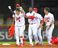 ９回、サヨナラ打を放ちナインから祝福される広島・上本（左手前）＝マツダスタジアム（撮影・立川洋一郎）