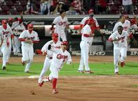９回、サヨナラ打を放った広島・上本はガッツポーズをしながら一塁を回る＝マツダスタジアム（撮影・田中太一）