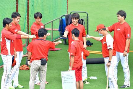　円陣を組むカープ先発投手陣（右奥から左へ）九里、野村、森下、遠藤、床田