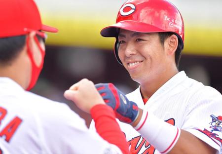 　１回、田中広の適時三塁打で生還し笑顔を見せる野間（撮影・立川洋一郎）
