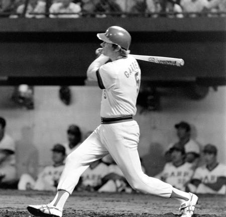 　巨人戦で３８号本塁打を放つギャレットさん＝１９７８年９月１０日、広島市民球場