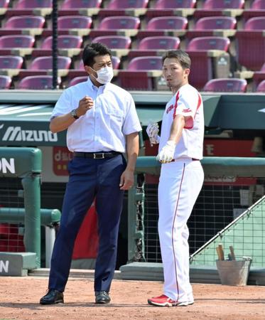 野球日本代表の稲葉監督（左）と談笑する鈴木誠（撮影・立川洋一郎）