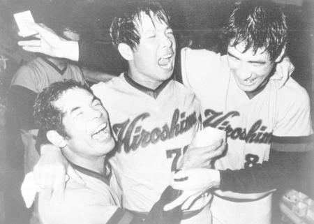 　初優勝の祝賀会で衣笠祥雄さん（左）、山本浩二氏（右）と抱き合い喜び合う古葉竹識さん＝１９７５年１０月１５日