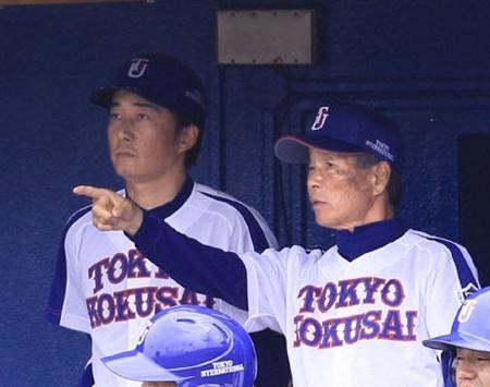 東京国際大監督の古葉竹識さん（右）と三男の隆明コーチ＝11年６月