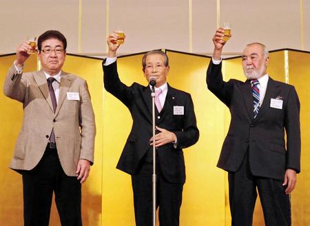 　１６年の広島ＯＢ会で乾杯する（左から）山本浩二氏、古葉さん、安仁屋宗八ＯＢ会長