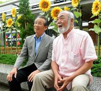 　デイリースポーツの企画で２５年ぶりの優勝を目指す広島への思いを安仁屋氏（右）と語った＝１６年８月