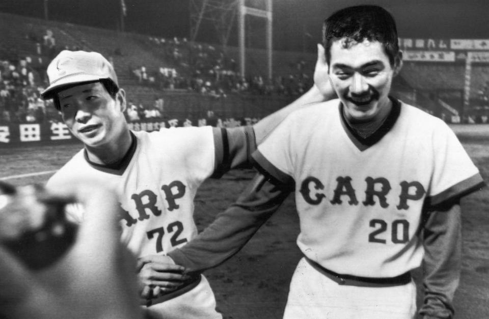 　北別府（右）と古葉監督＝１９７８年５月２５日、広島市民球場
