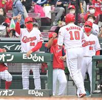 １回、満塁本塁打を放ったマクブルーム（１０）を出迎える佐々岡監督（左）＝撮影・立川洋一郎