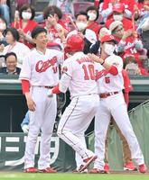 １回、満塁本塁打を放ったマクブルーム（中央）を笑顔で出迎える大瀬良（左）＝撮影・立川洋一郎