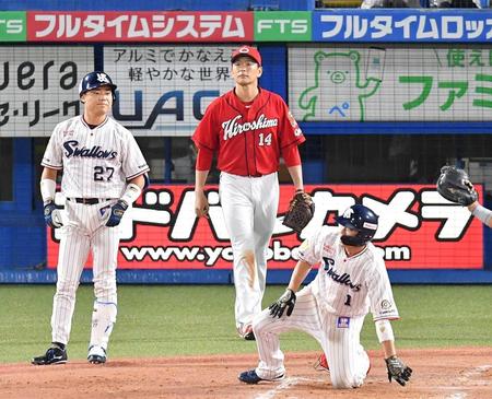　４回、オスナの適時二塁打で失点した大瀬良（中央）＝撮影・伊藤笙子