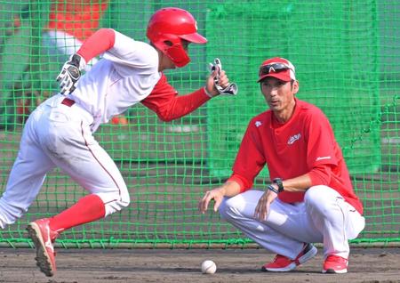 　走塁練習で矢野（左）にアドバイスする福地２軍打撃兼走塁コーチ（撮影・立川洋一郎）