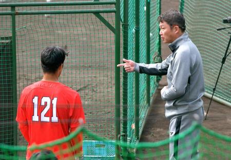 　二俣（左）に打撃のアドバイスをする新井監督（撮影・立川洋一郎）