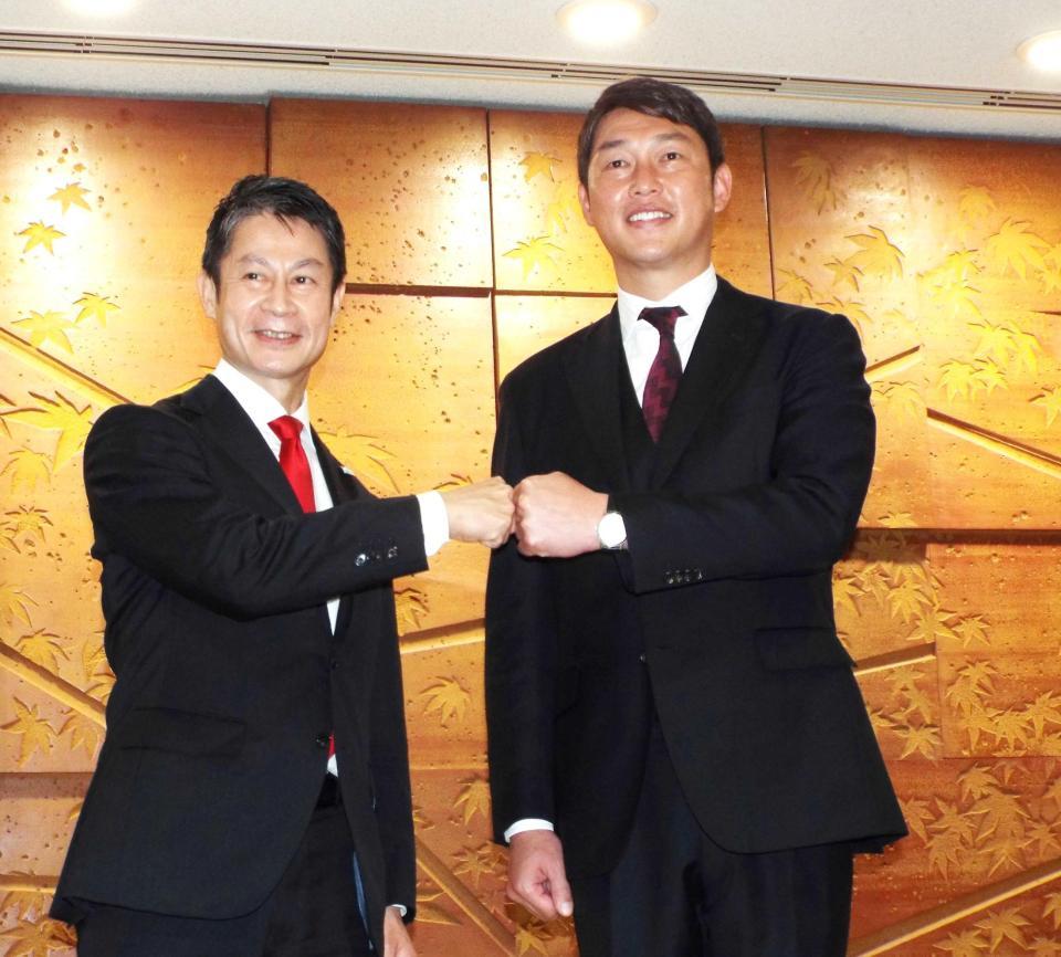 湯崎広島県知事（左）とグータッチを交わす新井監督
