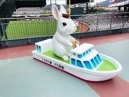 　マツダスタジアムに設置されたウサギのオブジェ（球団提供）