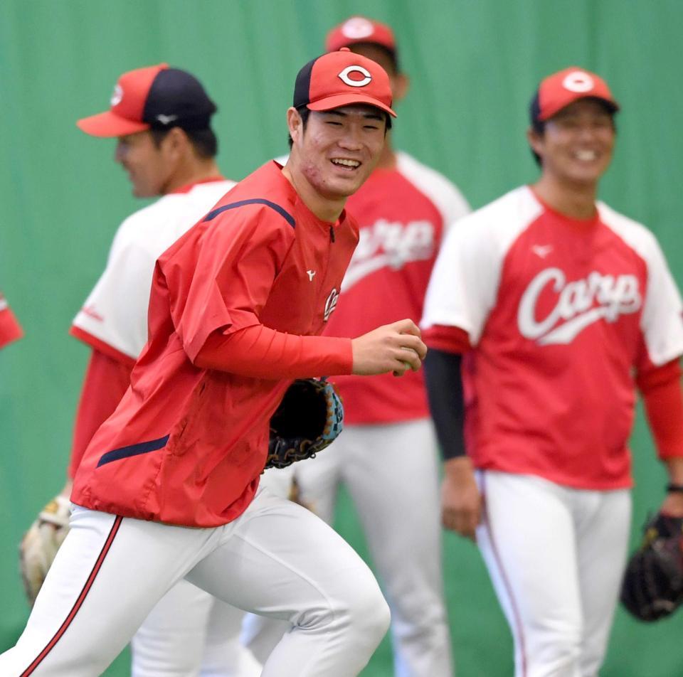 　明るい表情でボールを追う斉藤はキャンプを無事に“完走”（撮影・田中太一）