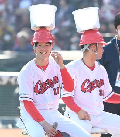 　ファンとのイベントで笑顔を見せる森下。右は坂倉（撮影・田中太一）