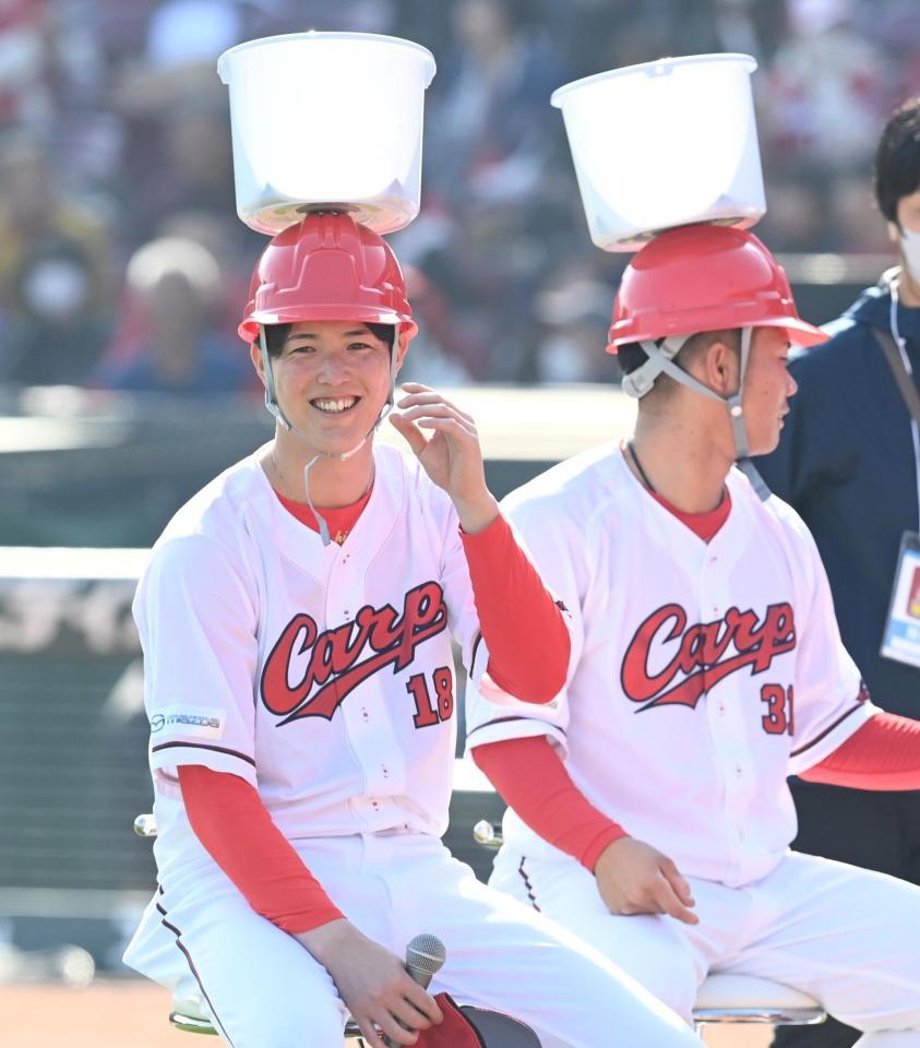 　ファンとのイベントで笑顔を見せる森下。右は坂倉（撮影・田中太一）