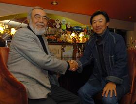 　清川さん（右）と対談する安仁屋氏＝２００６年、沖縄