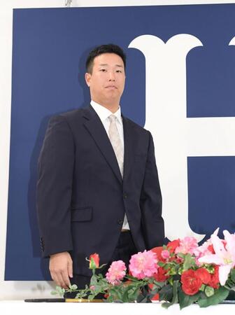 　契約更改交渉後、会見に臨む塹江（撮影・市尻達拡）