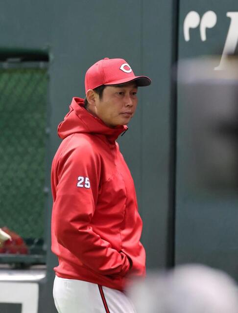 　選手交代を告げ、ベンチに戻る新井監督（撮影・市尻達拡）
