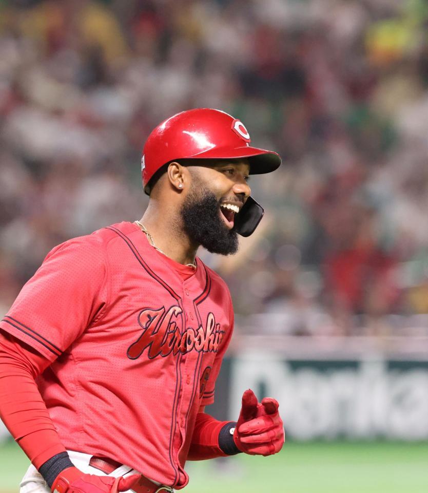 　４回、左越え２ランを放ち、満面の笑顔を見せるファビアン（撮影・市尻達拡）