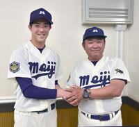 　明治時代、善波監督（右）のねぎらいを受ける森下＝１９年５月、神宮球場