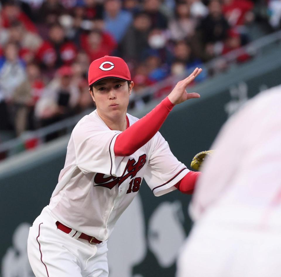 　１回、オースティンの打球を処理し、投ゴロにする森下（撮影・市尻達拡）