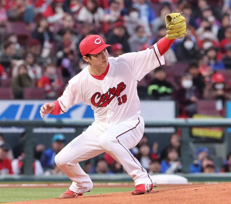 　１回、オースティンの打球にグラブを出す森下（撮影・市尻達拡）