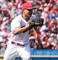 　４回、梶原の一ゴロでベースカバーに走る森（撮影・市尻達拡）