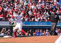 　６回、宮﨑の打球を捕球し、三塁を踏んで一塁へ送球する小園（撮影・市尻達拡）