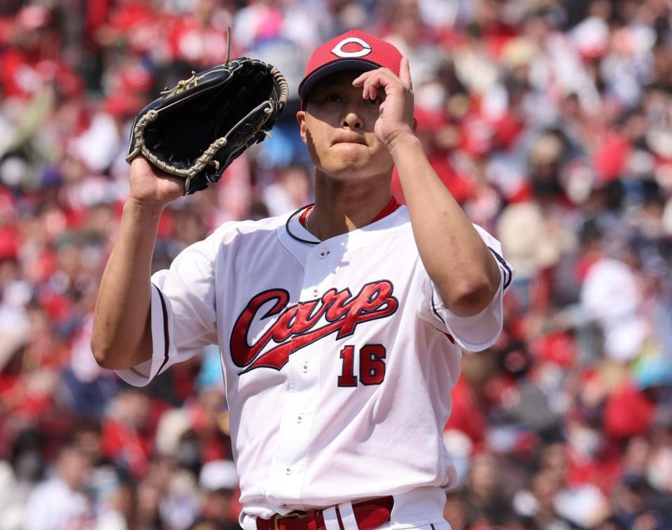 　１回、３者凡退で終え、人さし指を立てる森（撮影・市尻達拡）