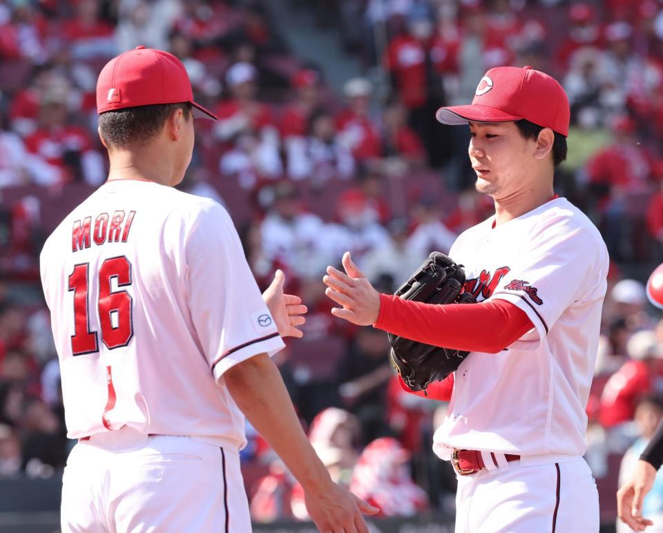 　６回のピンチをしのぎ、森とタッチを交わす森浦（撮影・市尻達拡）