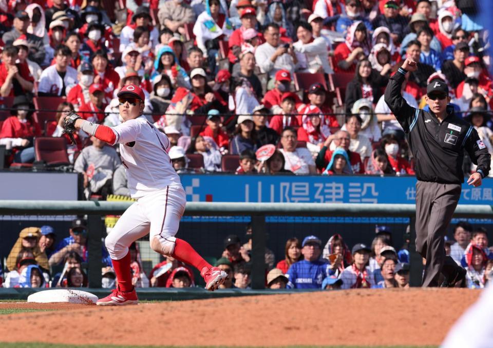 　６回、宮﨑の打球を捕球し、三塁を踏んで一塁へ送球する小園（撮影・市尻達拡）