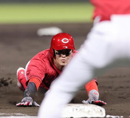 　７回、堂林の投前送りバントの間に、三塁へ滑り込む小園（撮影・市尻達拡）