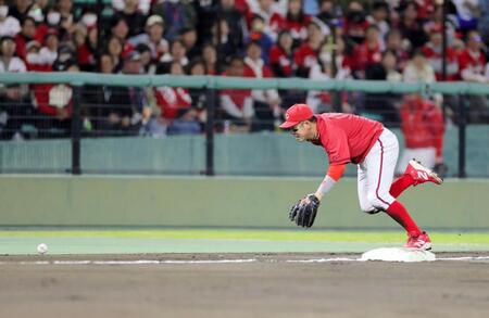 　６回、石川昂の打球を弾く三塁手・小園