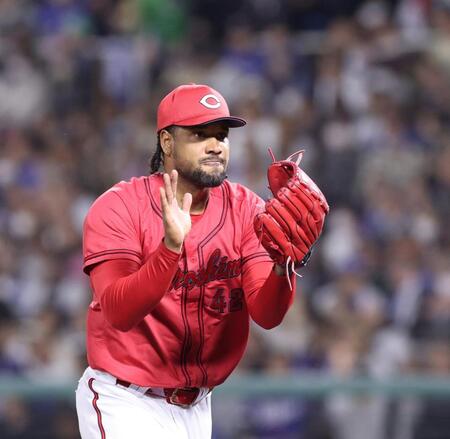 　６回、ピンチをしのぎ、何度もグラブをたたくドミンゲス（撮影・市尻達拡）