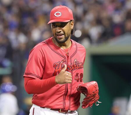 　２回、この回を無失点で終え、親指を立てるポーズをするドミンゲス（撮影・市尻達拡）